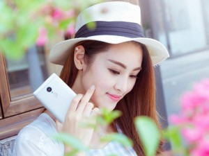 Thời trang Hi-tech - Mỹ nữ &quot;tự sướng&quot; bên smartphone