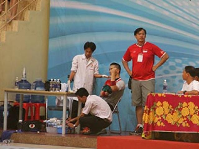 Thể thao - VĐV bị rách cằm, tài xế xe cấp cứu "biến mất"