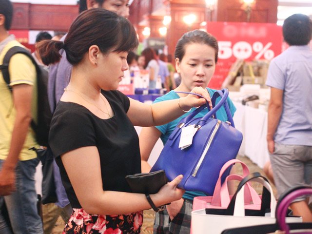 Xu hướng thời trang - Tín đồ Hà Thành đổ xô "săn" hàng hiệu giảm giá
