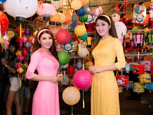 Ca nhạc - MTV - Chị em Tố Ny hút sự chú ý trên "phố lồng đèn"