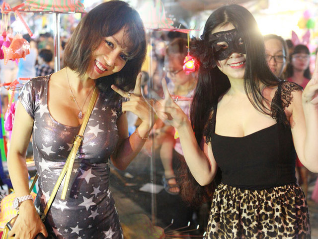 Xu hướng thời trang - Giới trẻ Hà Thành tưng bừng khoe sắc trên phố Hàng Mã