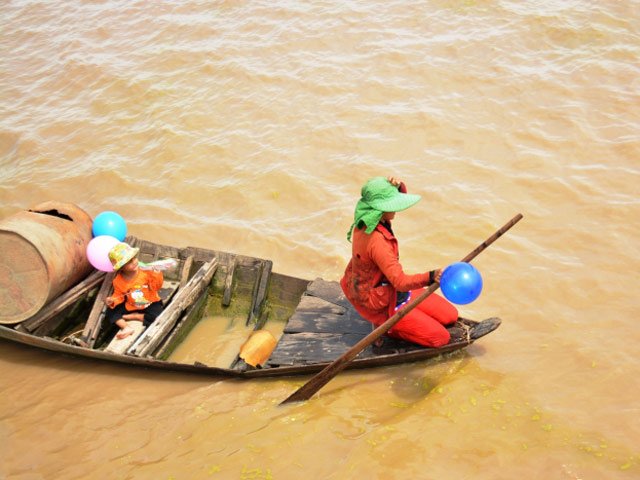 Tin tức trong ngày - Thương tâm người Việt sống lay lắt trên Biển Hồ, Campuchia