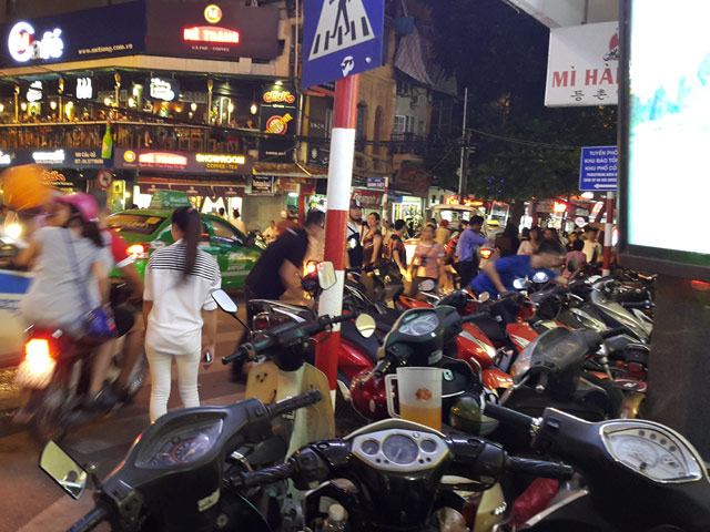 Tin tức trong ngày - Hà Nội: Loạn giá gửi xe chơi Trung thu phố cổ