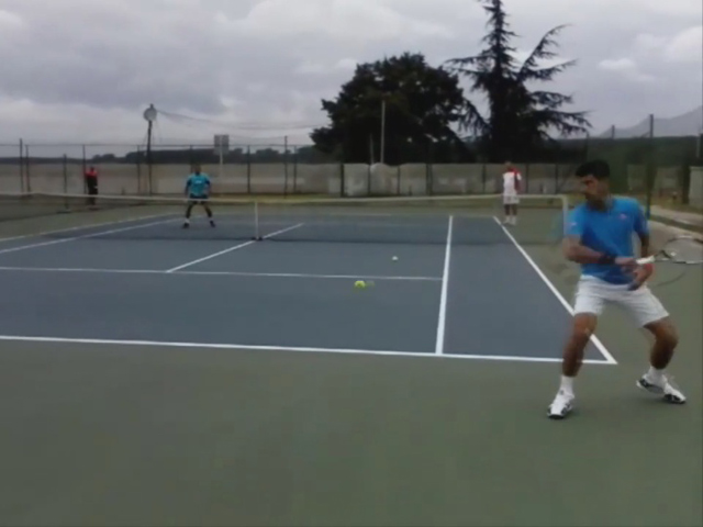 Tennis 24/7: Djokovic quay 180 độ, đánh bóng thần sầu