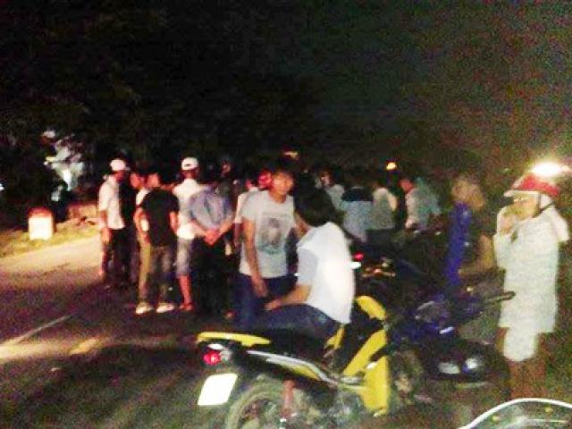 Tin tức Việt Nam - Xe máy đấu đầu trong đêm, 2 người chết, 2 người nguy kịch
