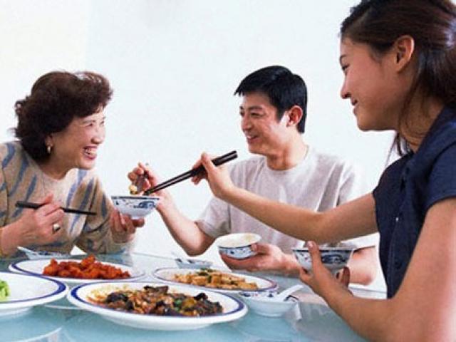 Bác sĩ của bạn - Gắp thức ăn cho nhau "tặng" vi khuẩn chết người