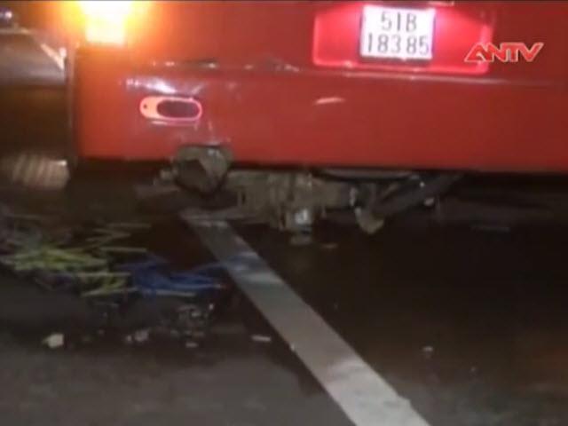 Video An ninh - Xe máy "húc" đuôi xe giường nằm, một người nguy kịch