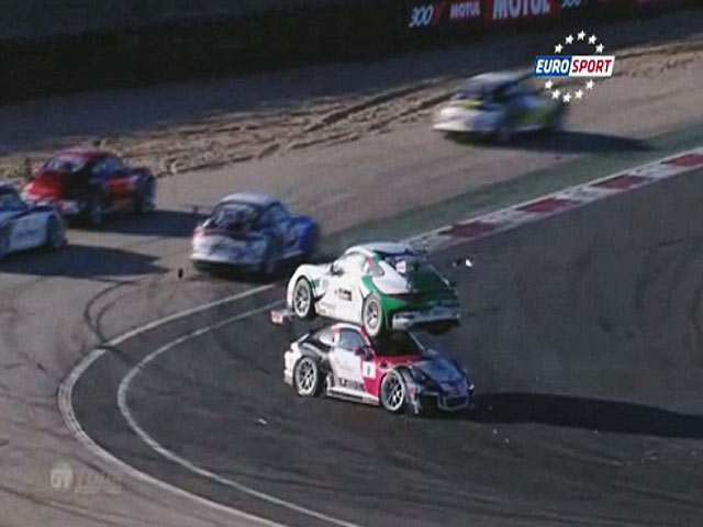 Clip Đặc Sắc - Hy hữu vụ tai nạn hai xe Porsche đè chồng lên nhau