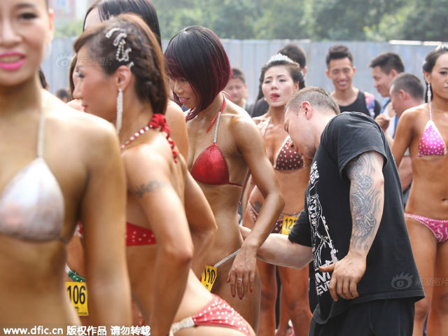 Làm đẹp cùng sao - Mỹ nhân thể hình nô nức xuống đường khoe body "chuẩn"