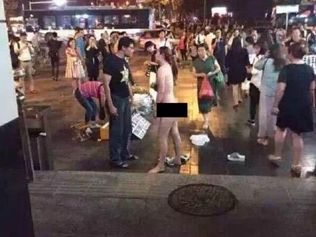 Cô gái khỏa thân giữa phố vì bạn trai từ chối mua iPhone 6S