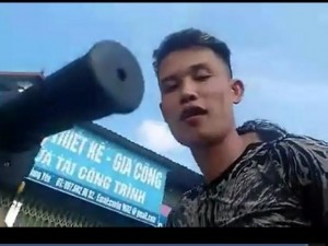 Phim - &quot;Hiệp gà&quot; không đội mũ bảo hiểm, vừa lái xe vừa quay clip