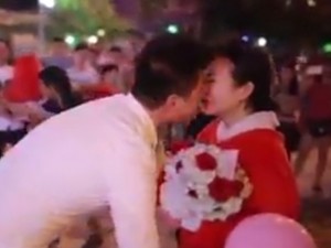 Giới trẻ - Màn cầu hôn lãng mạn cộp mác “cọc đi tìm trâu”