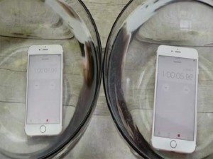 Dế sắp ra lò - Video: iPhone 6S và 6S Plus vẫn &quot;sống&quot; khi ngâm trong nước 1 giờ