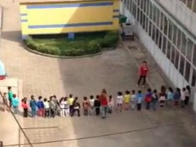 Tin tức trong ngày - TQ: Phẫn nộ cô giáo bắt trẻ xếp thành hàng để… đá