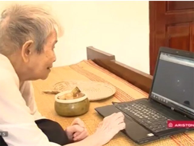 Bạn trẻ - Cuộc sống - Gặp gỡ cụ bà 95 tuổi mê lướt Facebook