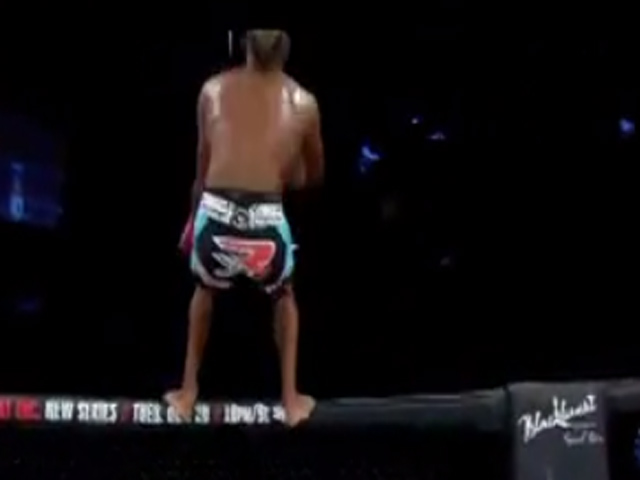 Thể thao - Mừng thắng lợi, SAO MMA khiến người quay phim "đo ván"