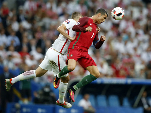 Bóng đá - Góc ảnh EURO: Ronaldo thở phào, Lewandowski chết lặng