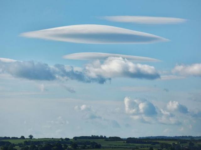 Phi thường - kỳ quặc - Một loạt mây “đĩa bay” che phủ bầu trời Anh