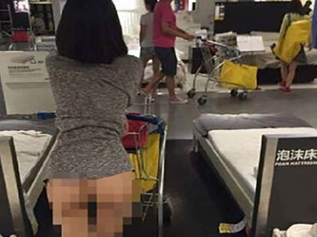 Bạn trẻ - Cuộc sống - Thiếu nữ TQ "quên" mặc quần đi mua sắm ở siêu thị