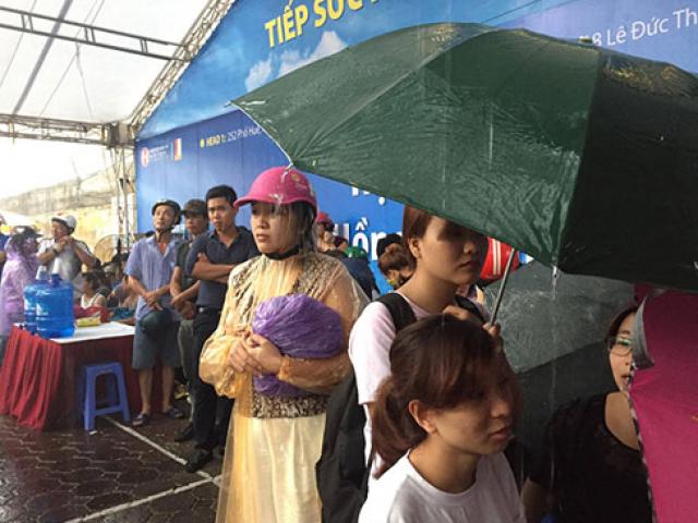 Tin tức trong ngày - Thi Vật Lý: Phụ huynh đợi con trong mưa lớn