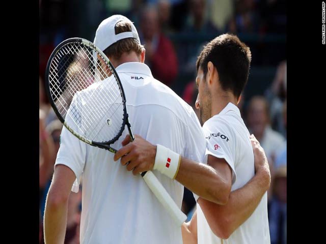 Thể thao - Video: Hết trận, Djokovic “bái phục” Querrey