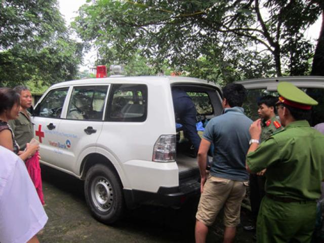 Tin tức trong ngày - Nỗi đau của người ở lại khi 3 nữ sinh bị lũ cuốn tử vong