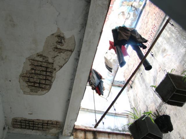 Tin tức trong ngày - Khốn khổ sống trong dãy nhà cổ thời Pháp giữa lòng SG