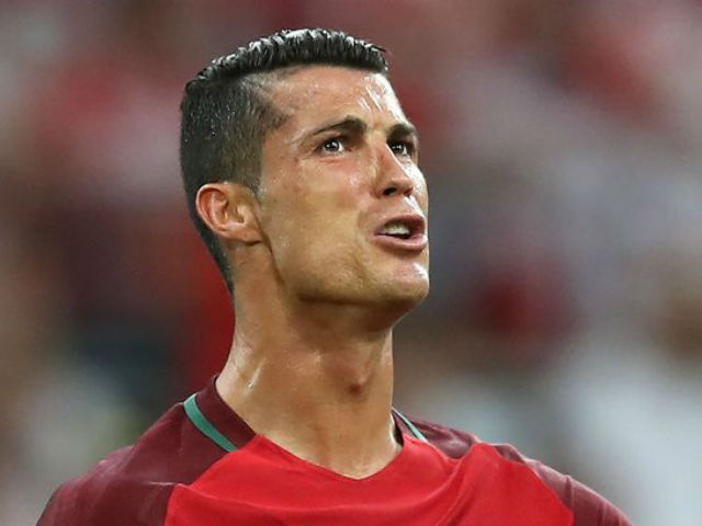 Bóng đá - Ấn tượng Euro: Những pha sút hụt hài hước của Ronaldo