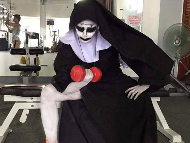 Bí quyết làm đẹp - Tròn mắt xem ác quỷ Valak hăng say tập gym