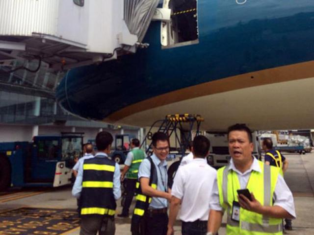 Tin tức trong ngày - Máy bay hiện đại nhất VN vỡ cửa do va ống lồng nhà ga