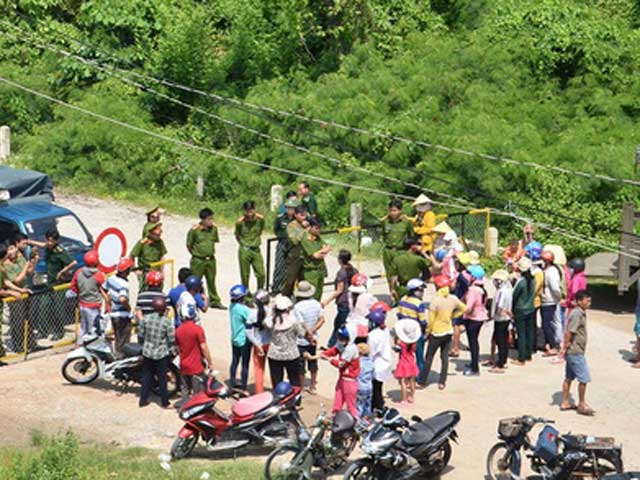 Tin tức trong ngày - Giải cứu 8 cán bộ bị ngư dân bắt giữ trái phép