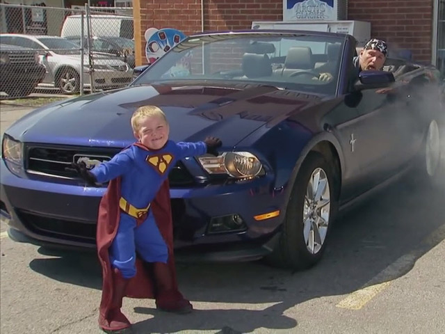 Clip hài: "Super kid" bắt cướp giữa phố