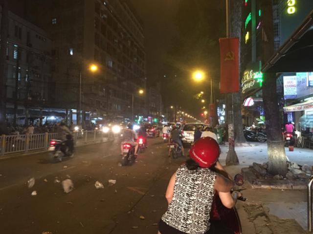 Tin tức trong ngày - Dông, lốc xoáy làm cát bụi bay mù mịt giữa đêm Sài Gòn