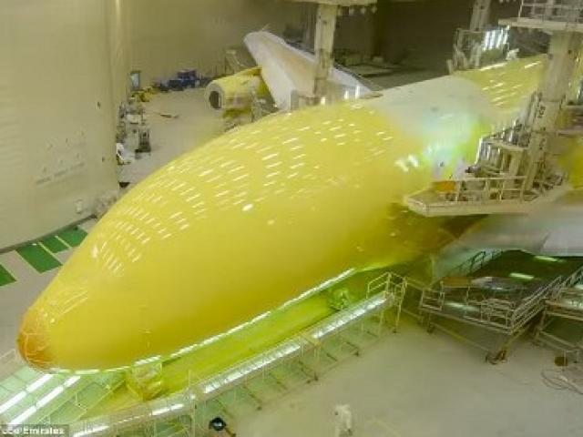 Thế giới - Video: Máy bay Airbus được "thay áo mới" như thế nào?