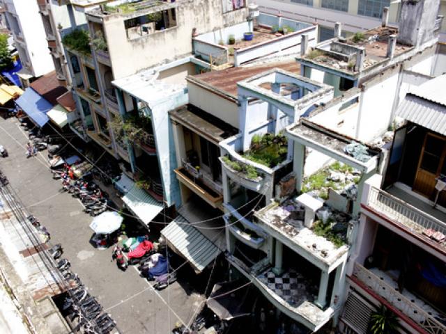 Tin tức trong ngày - Cận cảnh chờ sập ở chung cư Cô Giang