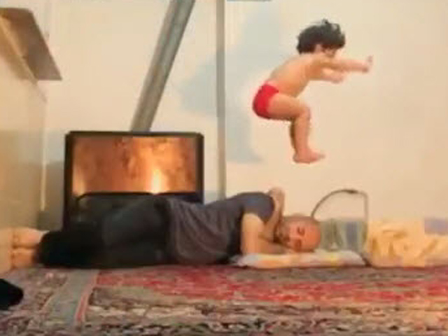 Video Clip Cười - Clip hài: Một ngày tập gym của bé 2 tuổi