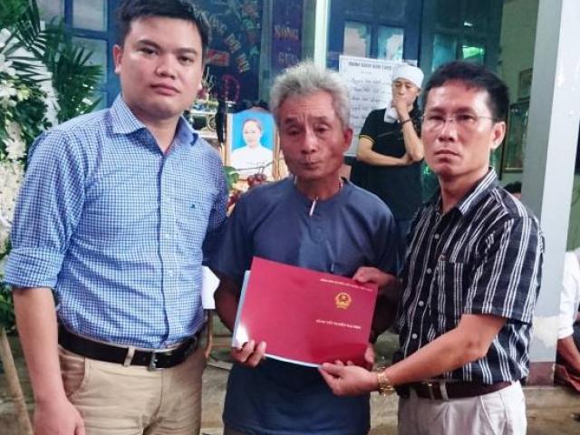 Pháp luật - Nữ giám thị bị sát hại: Nghẹn ngào lễ trao bằng trước di ảnh