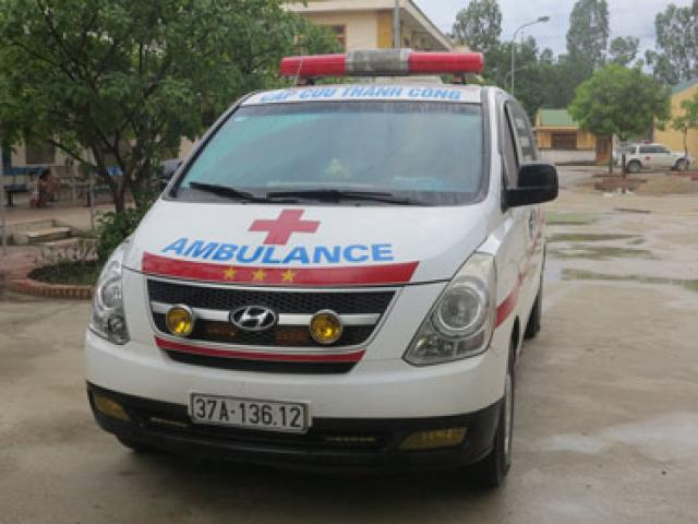 Gặp tài xế xe cứu thương bị bảo vệ bệnh viện chặn xe
