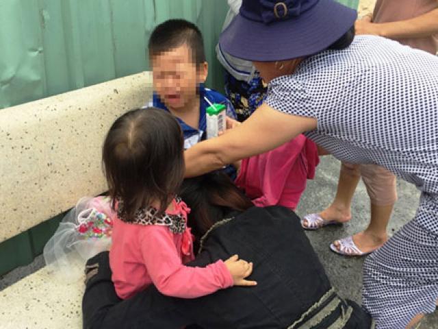 Tin tức trong ngày - 2 con khóc gào khi thấy cha nằm trên đường sau tai nạn