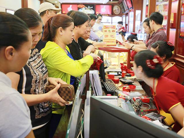 Tài chính - Bất động sản - Giá vàng "rơi tự do", dân đổ xô bán tháo