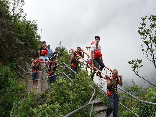 Bạn trẻ - Cuộc sống - Nam sinh TQ bị "ném đá" vì thuê người già kiệu lên núi