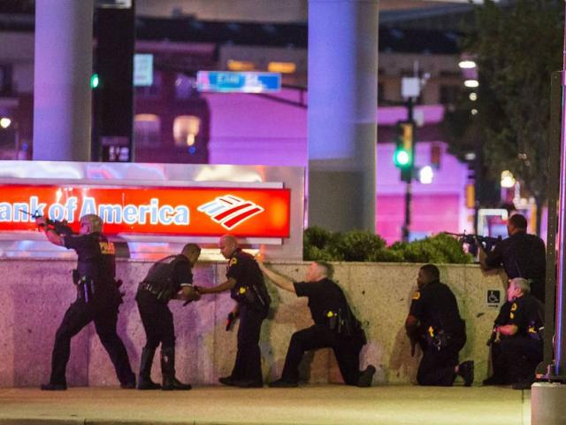 Thế giới - Bắn tỉa chết 5 cảnh sát Mỹ: Để giết người da trắng!