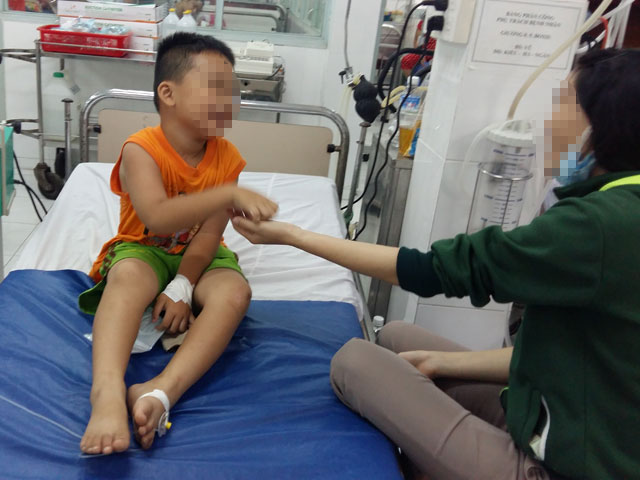 Pháp luật - Vợ PGĐ ép 2 con cùng uống thuốc sâu, 1 bé tử vong