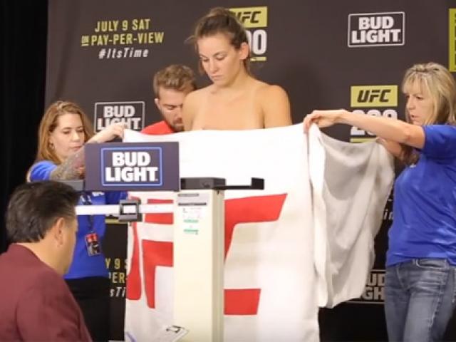 UFC 200: Kiều nữ khỏa thân mới đủ cân thi đấu