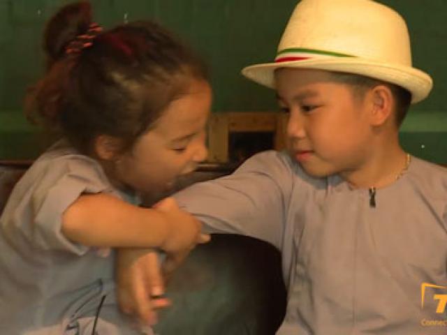 Phim - Cậu bé mít ướt "Bố ơi" tranh giành đùi gà với bạn gái