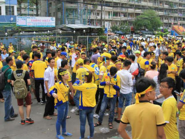 Bóng đá - Hàng vạn CĐV xứ Nghệ "nhuộm vàng" sân Thống Nhất