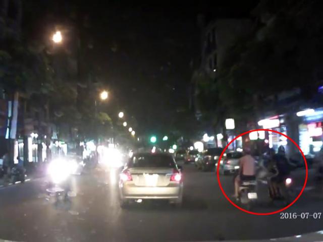 Clip: 2 cô gái bị cướp giật túi xách táo tợn giữa Hà Nội