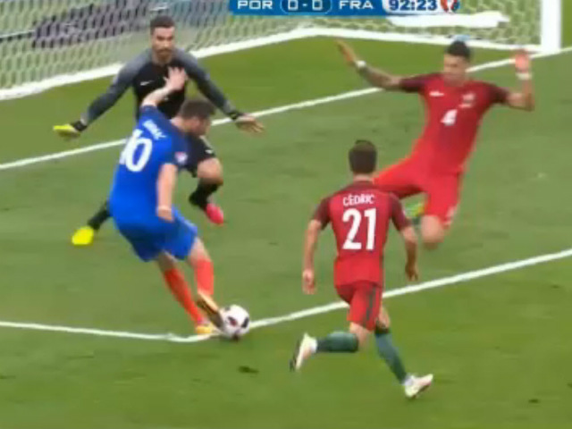 Bóng đá - Cột dọc cứu nguy Bồ Đào Nha đúng phút cuối