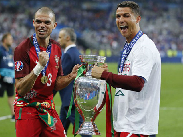 Bóng đá - Báo chí thế giới: Món quà tuyệt nhất cho Ronaldo