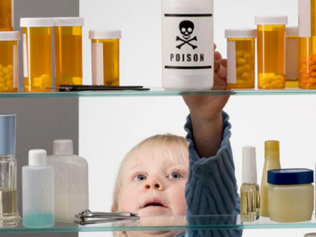 Tin tức trong ngày - Tưởng nước ngọt, 3 anh em ruột uống chai thuốc diệt cỏ